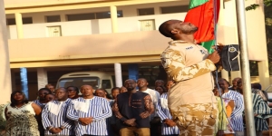 Traditionnelle montée des couleurs : le Vice-président préside la cérémonie